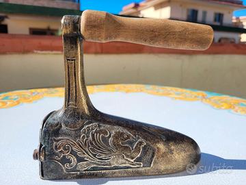ANTICO VECCHIO FERRO DA STIRO OTTONE BRONZO CARBON
