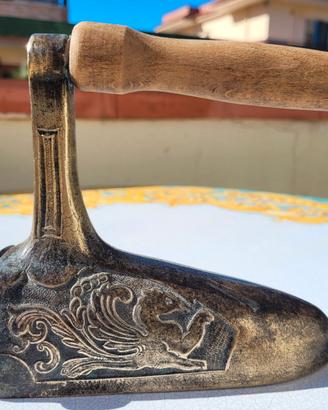 ANTICO VECCHIO FERRO DA STIRO OTTONE BRONZO CARBON