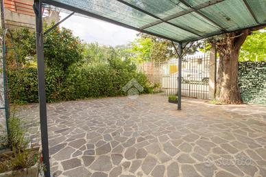 CASA SEMINDIPENDENTE A CANOSA SANNITA