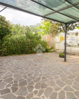 CASA SEMINDIPENDENTE A CANOSA SANNITA