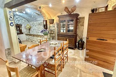 Palazzo / Stabile di 102 m² con 3 locali a Antrodo