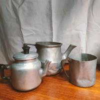 Set vecchie teiere e tazza