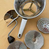 Passapomodoro manuale con griglie