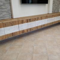 Porta tv in legno vecchio sospeso con ante push
