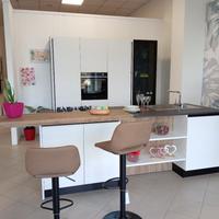cucina moderna con isola attrezzata