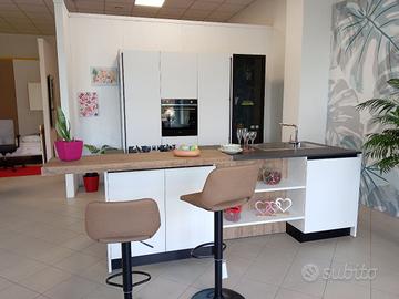 cucina moderna con isola attrezzata