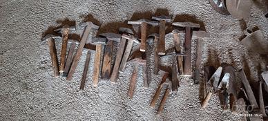 Martelli, pale, picconi, forche