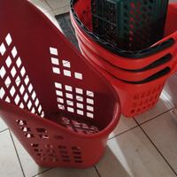 Carrelli cestino con manico estensibile e ruote 