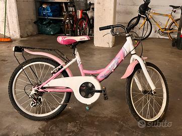 Bicicletta rosa  da  bambina