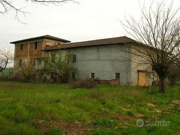 Cascina con terreno