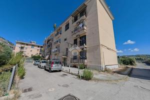 3 LOCALI A POZZUOLI