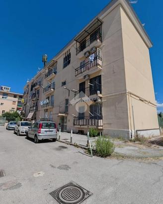 3 LOCALI A POZZUOLI