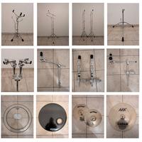 vari piatti, aste, pelli e strumentazione batteria