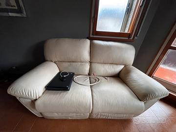 Divani in pelle con alzata per piedi