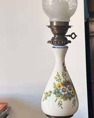 Lampada da tavolo in stile lume a petrolio