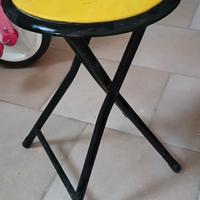 Sgabello in metallo giallo