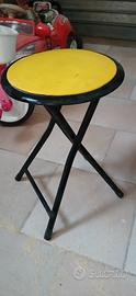 Sgabello in metallo giallo