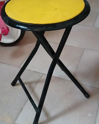 Sgabello in metallo giallo