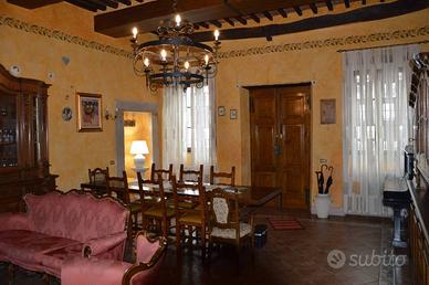 Rustico / Casale di 410 m² con più di 5 locali a L
