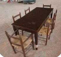 Tavolo da osteria con sedie