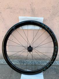 cerchio in  carbonio bianchi reparto corse bici