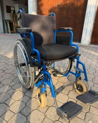 Carrozzina con motore applicato
