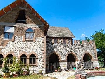 Grande villa indipendente in pietra con terreno