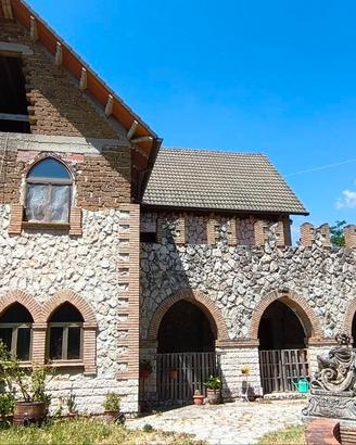 Grande villa indipendente in pietra con terreno