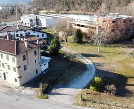 Casa di testa tricamere biservizi con giardino