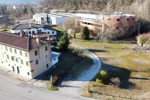 Casa di testa tricamere biservizi con giardino