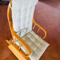 Sedia a dondolo con cuscino