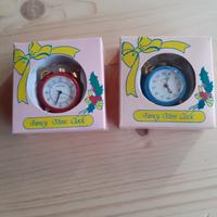 Due piccoli orologi a forma di sveglia