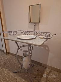 Toilette in ferro battuto con piano in marmo