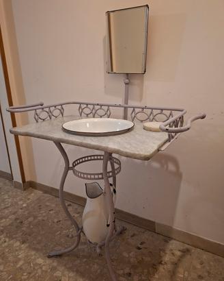 Toilette in ferro battuto con piano in marmo