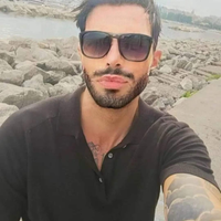 Receptionist portiere notturno con lingue