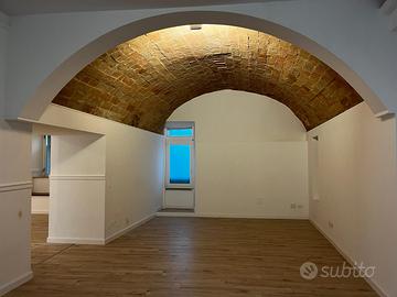 Locale commerciale ristrutturato a osimo centro