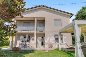 Villa di 200 m² con più di 5 locali e posto auto a