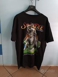 T-shirt nera con stampa