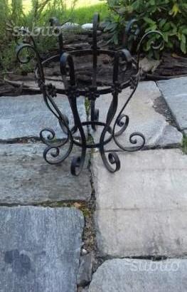 Portavaso lavorato in ferro