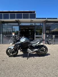 BMW F 900 R .