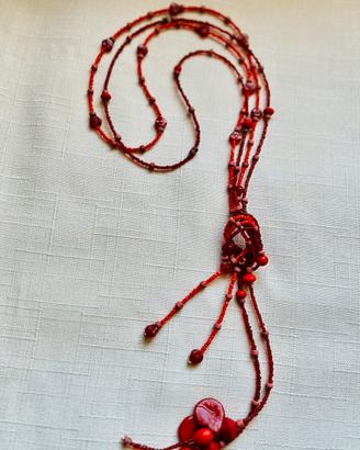 Collana lunga multifilo rossa fatta a mano