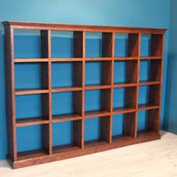 Libreria antica in legno a nido d'ape
