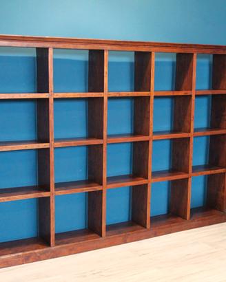 Libreria antica in legno a nido d'ape