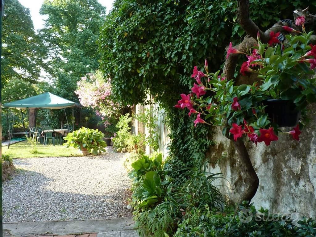 Rustico / Casale di 450 m² con più di 5 locali a L - Vista 4