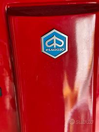 Vespa 50 di colore rosso