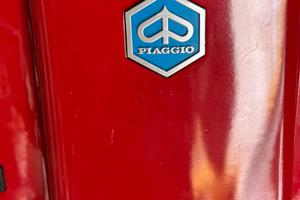 Vespa 50 di colore rosso