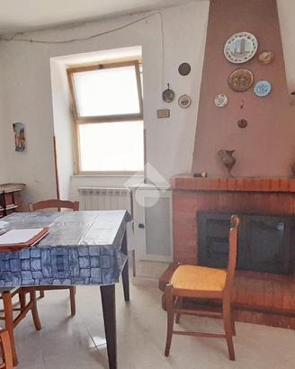 CASA SEMINDIPENDENTE A FUMONE