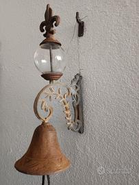 Antica campanella con ampolla in vetro.