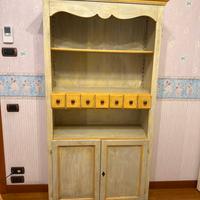Libreriain legno decorata a mano