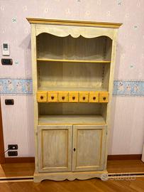 Libreriain legno decorata a mano